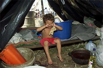 Un niño nicaragüense, en la chabola que le servía de refugio tras el huracán  Mitch  en noviembre de 1998.