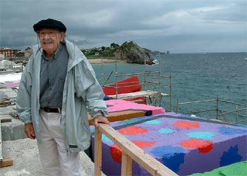 Agustín Ibarrola, junto a sus  cubos de la memoria  en Llanes.rnrn  EFE