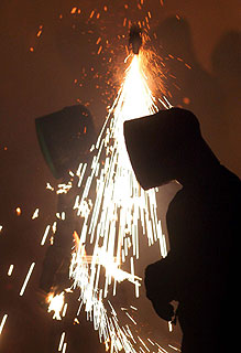 Dos tiradores de cohetes entre las chispas de la   cordà   de anoche.
