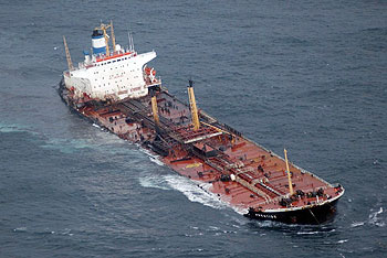 El  Prestige,  cuando permanecía escorado frente a Muxía (A Coruña), el 14 de noviembre pasado.