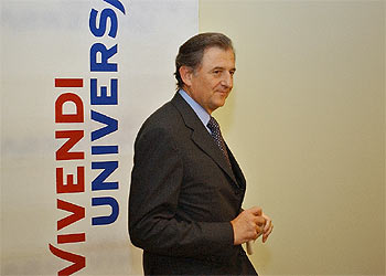 El director general de Vivendi, Jean René Fourtou, tras el anuncio de la venta, ayer en París.