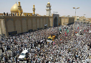 Los restos del ayatolá Al Hakim llegan a la  mezquita de Alí, en Nayaf, escenario del atentado que acabó con su vida el pasado viernes.