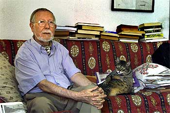 Paco Candel, fotografiado ayer en su casa de la Zona Franca.
