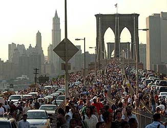 SIN ELECTRICIDAD POR EL PUENTE DE BROOKLYN.