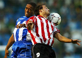 Andrade y Ezquerro se disputan la pelota por alto.