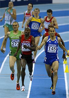 Bernard Lagat (a la izquierda) logra la plata en Birmingham 2003.