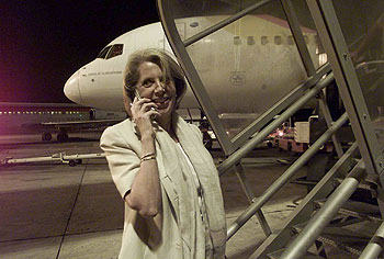 Julia García-Valdecasas, anoche, en el aeropuerto de Barcelona.