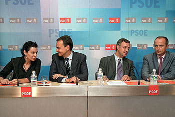 De izquierda a derecha, Marifé Santiago, José Luis Rodríguez Zapatero, Jesús Caldera y Miguel Sebastián, durante la reunión de ayer.