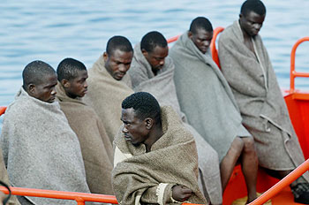 Inmigrantes recién detenidos en el Estrecho, ayer, a su llegada a Tarifa.