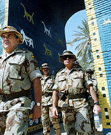 Los generales Alejandre (izquierda) y Cardona, ayer en las ruinas de Babilonia.