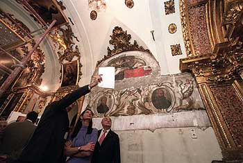 Alicia Moreno, concejal y ex consejera de las Artes, recibe explicaciones de un responsable de la restauración del templo.