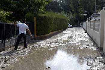 Una de las calle de Jaén inundadas tras la tromba de agua de ayer.