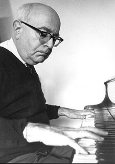 Adorno, al piano, en una imagen tomada del libro 'En tierra de nadie' (Herber, 2003).