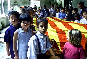 Adhesión a Cataluña con una gran 'senyera'