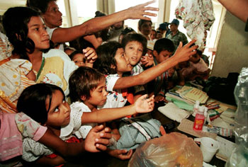 Niños nicaragüenses, en un centro de refugiados para las víctimas del paso del huracán  Mitch,  en 1998.