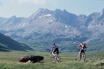 El pequeño  dolmen de Aguas Tuertas, a 1.600 metros de altutiud, es una de las construcciones mejor conservadas de la zona.