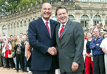 El presidente francés, Jacques Chirac, con el canciller, Gerhard Schröder, en la cumbre de Dresde celebrada el jueves.