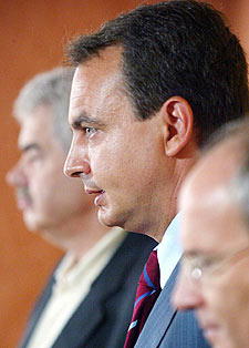 Rodríguez Zapatero y Maragall, al fondo, ayer en Barcelona.