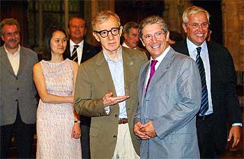 Woody Allen, junto al actor Joan Pera, su   voz   en el cine, en castellano y catalán. Detrás, la esposa del cineasta, Soon-Yi, y el alcalde, Joan Clos.