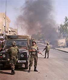 Soldados de EE UU patrullan tras un atentado en Mosul, el sábado.