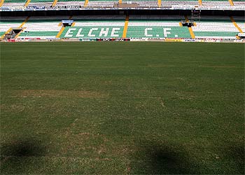 Estado del césped del Martínez Valero, ayer, donde España jugará mañana.