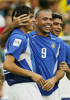 Ronaldo abraza a Kaká tras su gol a Colombia.