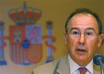 Rodrigo Rato, durante la presentación, ayer en Madrid, de la agenda de la cumbre ministerial de la OMC en Cancún.