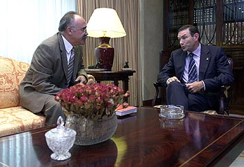 Juan José Ibarretxe y Josep Lluis Carod-Rovira, secretario general de Esquerra Republicana, ayer, en Vitoria.