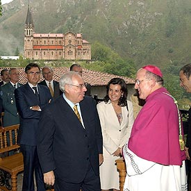 El presidente asturiano, Álvarez Areces, y el arzobispo de Oviedo, Carlos Osoro, ayer en Covadonga.