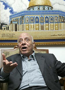 Qureia, propuesto como primer ministro palestino, ayer en Cisjordania.