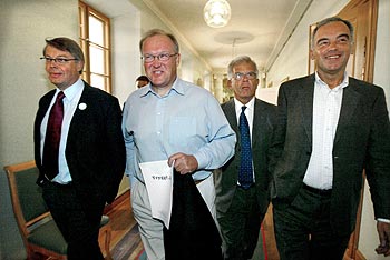 Göran Persson (centro), acompañado de los líderes conservador y cristianodemócrata, ayer en Estocolmo.