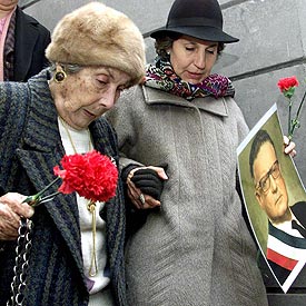 Hortensia Bussi, con su hija Isabel, en Santiago de Chile, el 11 de septiembre de 2000.rnrn  ASSOCIATED PRESS