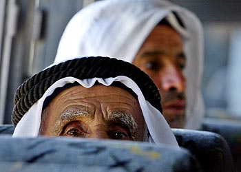 Dos palestinos, en un puesto de control en Jerusalén.