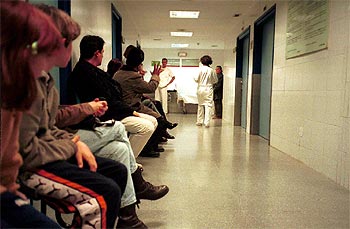 Pacientes en el área de espera de urgencias del hospital Joan XXIII de Tarragona.
