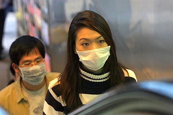 Transeúntes en Hong Kong (China) con mascarillas, ayer, para prevenir un eventual contagio de neumonía.