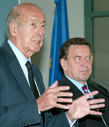 Valéry Giscard d'Estaing, junto a Gerhard Schröder.