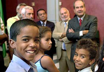 Chaves se despide de los niños saharauis