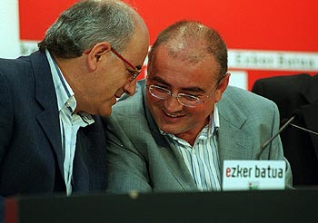 Javier Madrazo, ayer, junto al parlamentario de IU Antton Karrera, a la izquierda.