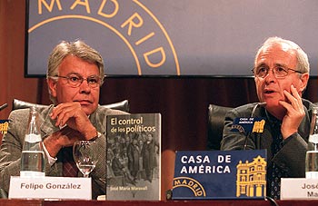 Felipe González, junto a José María Maravall, ayer, en la presentación de un libro del ex ministro.