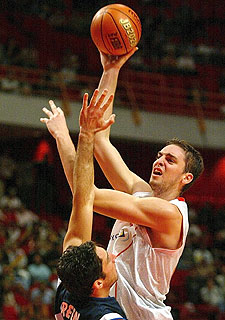 Gasol lanza a canasta ante la oposición de Green.