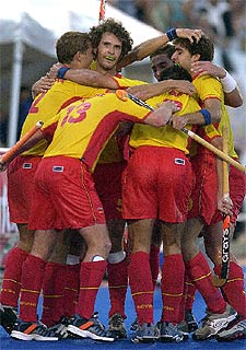 Abrazo de los españoles tras marcar un gol a Holanda en semifinales.