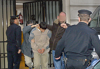 Uno de los salafistas detenidos en la  Operación Lago,  en enero, al ser trasladados a Madrid.