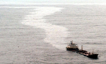El  Prestige,  ya muy escorado y soltando una gran mancha de fuel, frente a la costa gallega el 14 de noviembre de 2002.