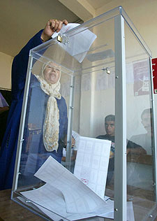 Una mujer vota en las elecciones generales de 2002 en Marruecos.