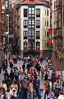 El casco antiguo de Bilbao abandona poco a poco su tono sombrío a medida que las fachadas son remozadas y pintadas.
