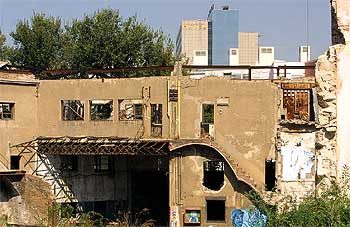 Las naves en ruina de la vieja empresa de fundición Hamsa contrastan con los grandes edificios de la calle de Numancia.