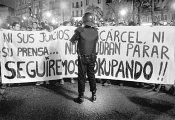 Centenares de 'okupas' se manifestaron ayer por las calles del centro de Valencia en defensa de la ocupación de inmuebles deshabitados, en solidaridad con los detenidos por los incidentes en el desalojo del antiguo Teatro Princesa y en denuncia de la 