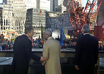 George Bush con Kofi Annan, en el lugar que ocuparon las Torres Gemelas.