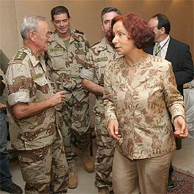 La ministra Ana Palacio se reúne con jefes militares españoles, ayer en Bagdad.