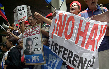 Partidarios del presidente Hugo Chávez se manifiestan el pasado viernes en Caracas contra la petición de referéndum.